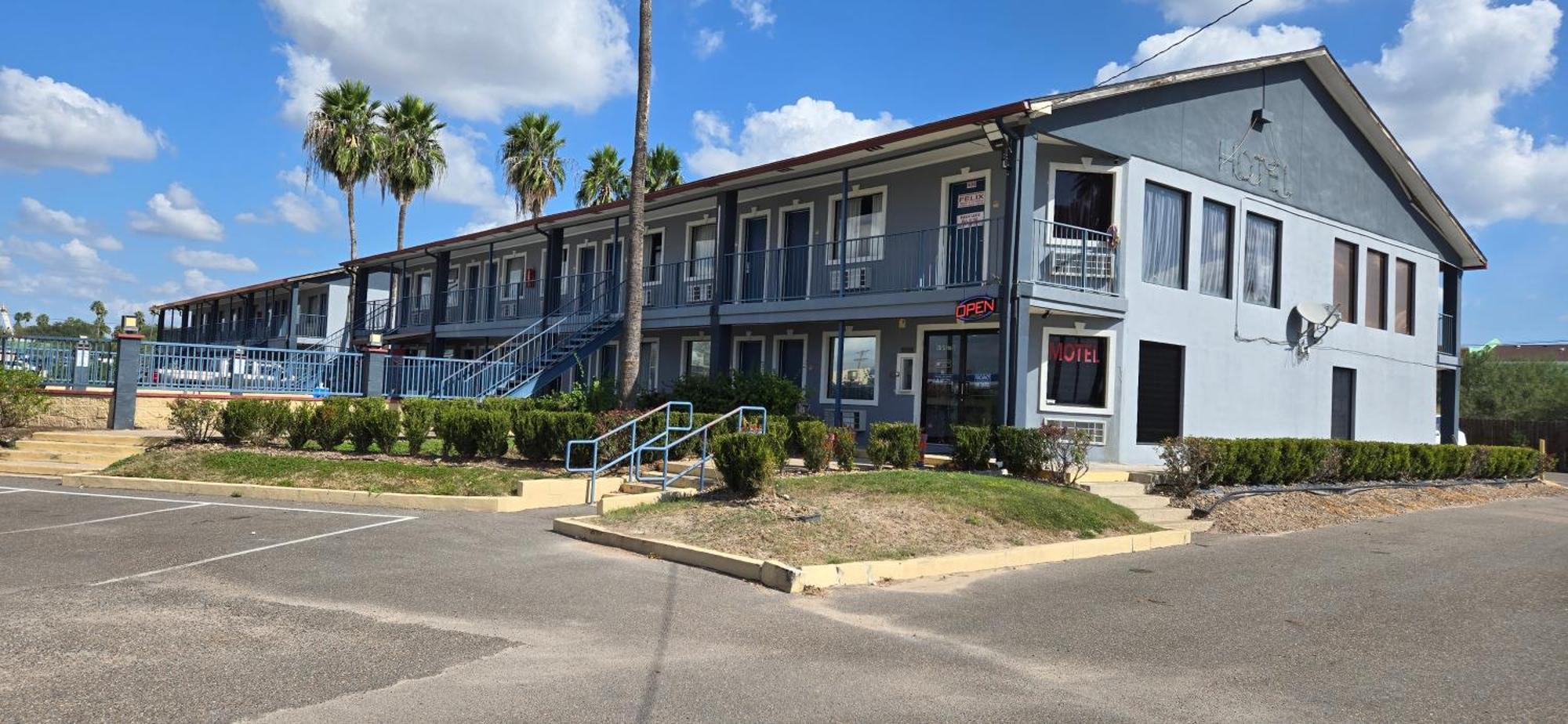 Deluxe Inn Airport McAllen Bagian luar foto