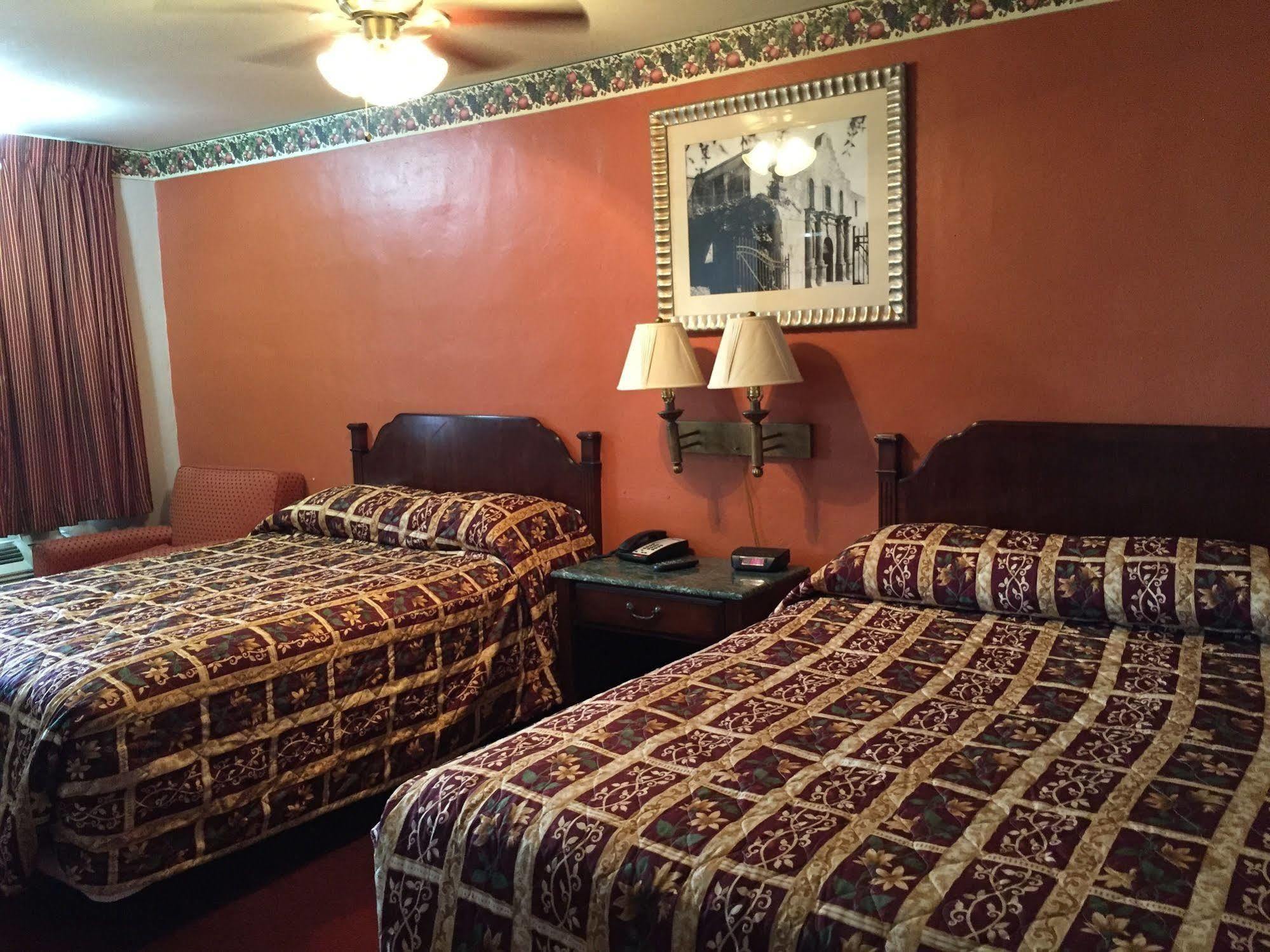 Deluxe Inn Airport McAllen Bagian luar foto