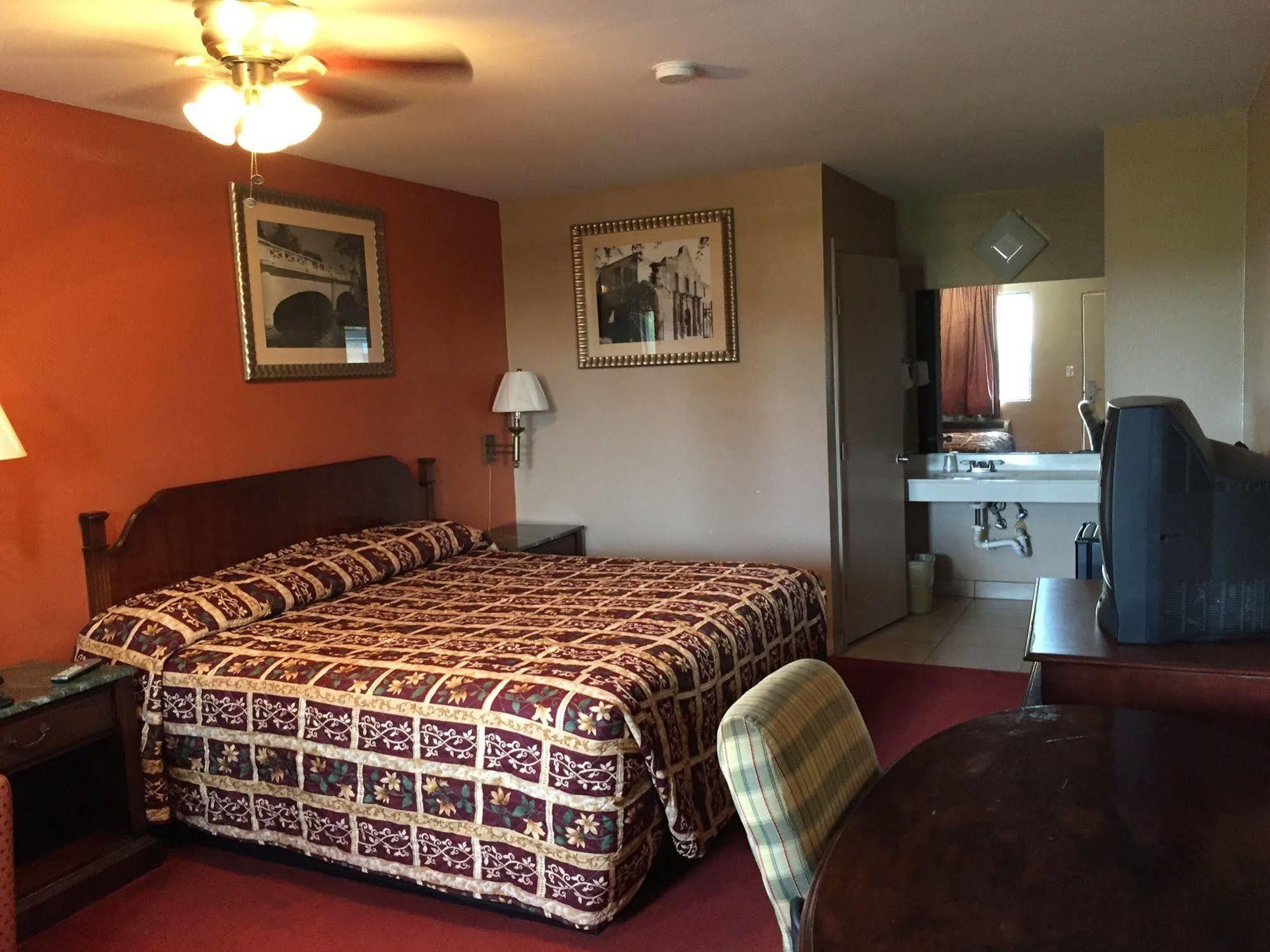 Deluxe Inn Airport McAllen Bagian luar foto