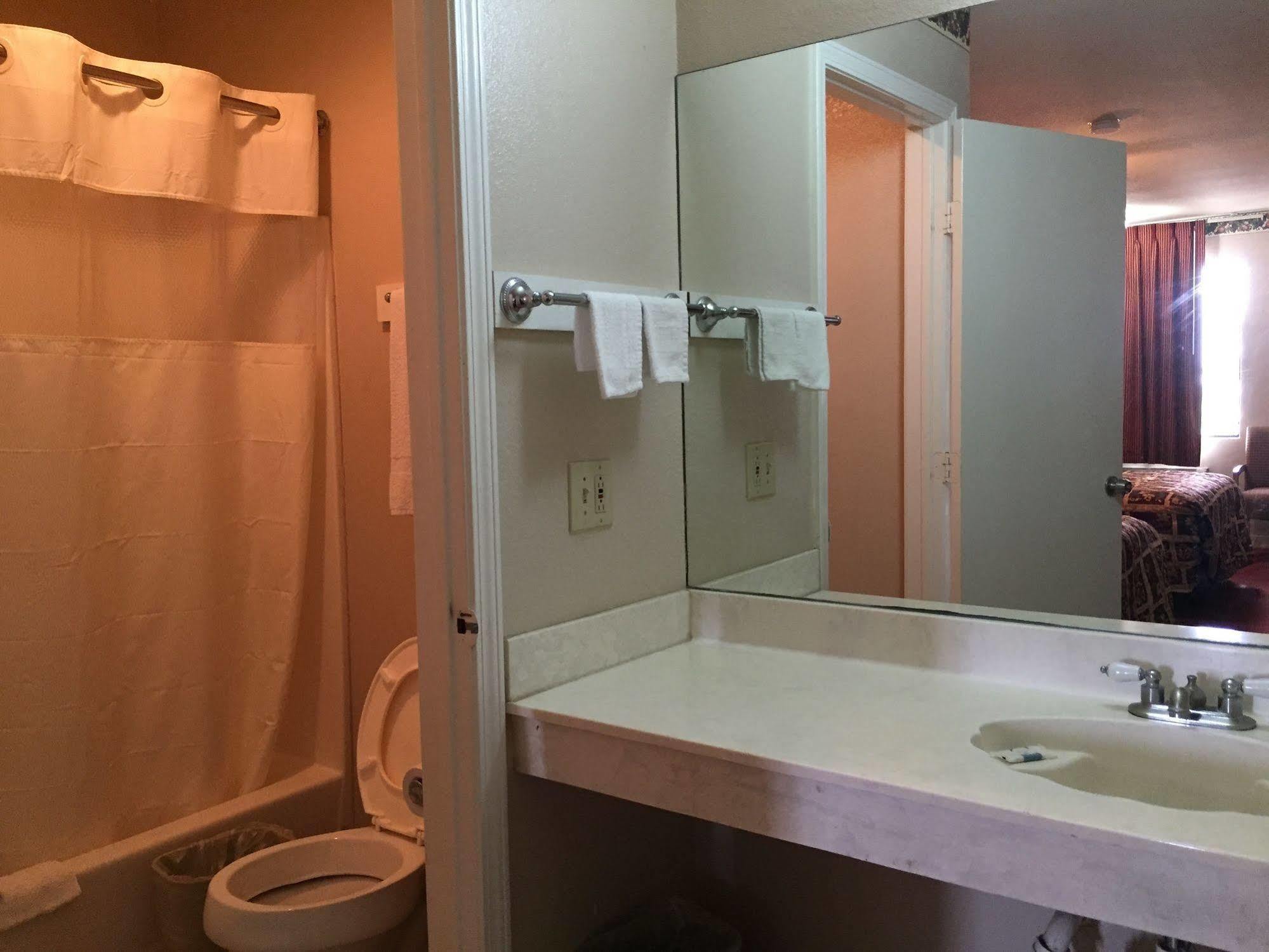 Deluxe Inn Airport McAllen Bagian luar foto