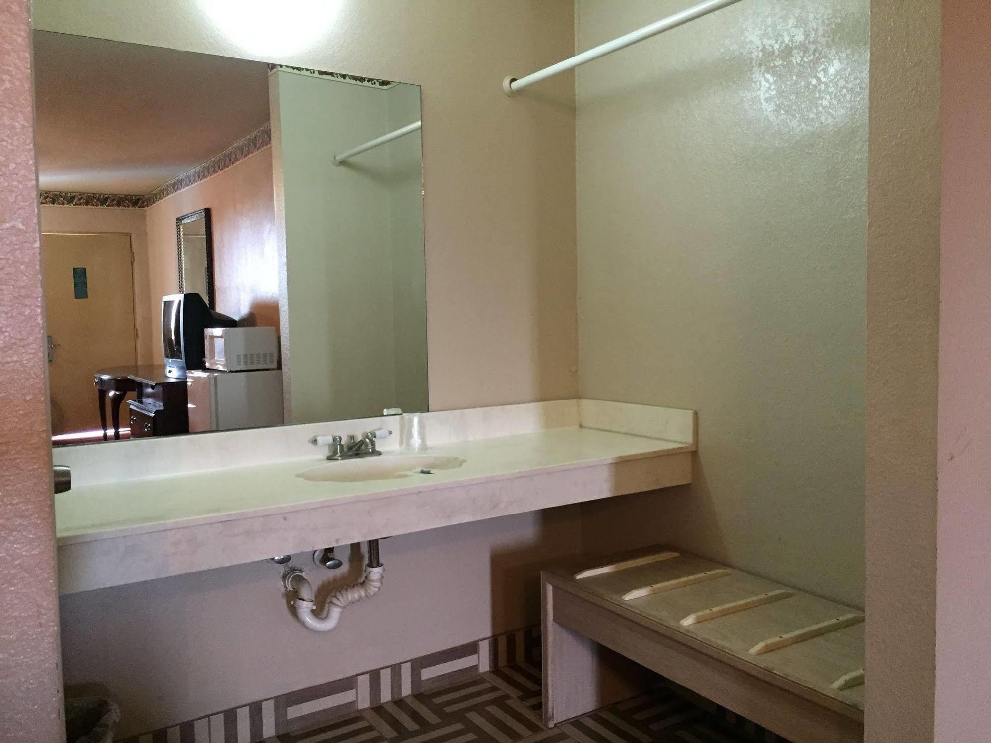 Deluxe Inn Airport McAllen Bagian luar foto