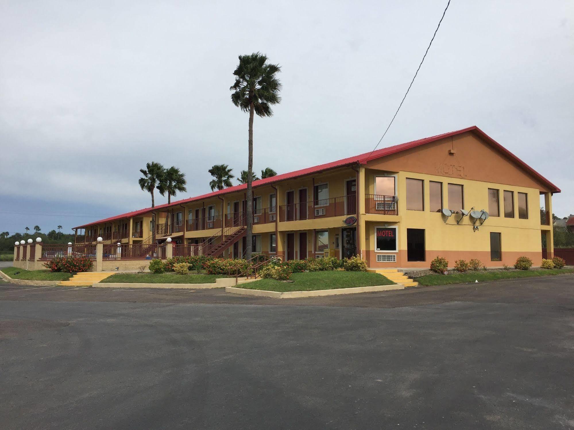 Deluxe Inn Airport McAllen Bagian luar foto